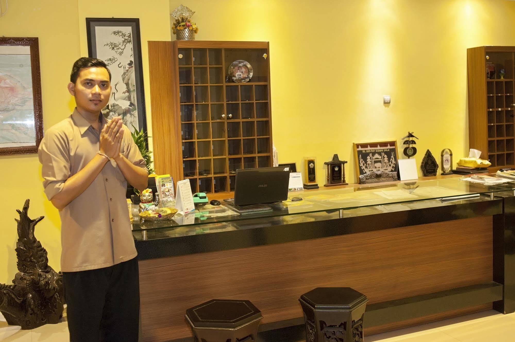 Catur Adi Putra Hotel Dempassar Exterior foto